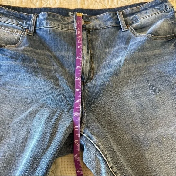 PLUS HIGH RISE skinny jeans in light wash, with distressed details, peti… - Picture 8 of 9